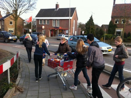 dan met de karretjes naar de auto