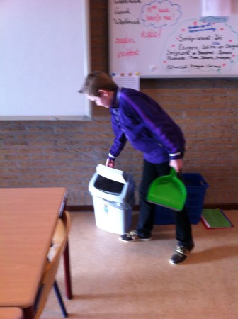 en dan het vuil in de prullenbak