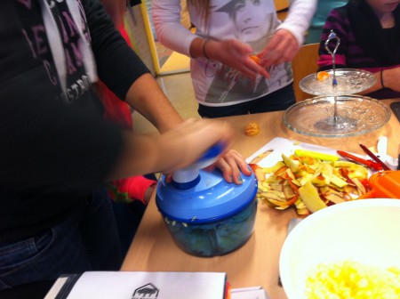 De appels in kleine stukjes snijden.