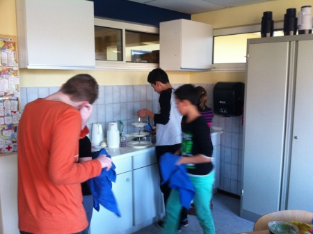 En ook de vaat moet weer gedaan worden.