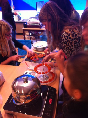 En ook de etagères worden weer mooi opgemaakt. 