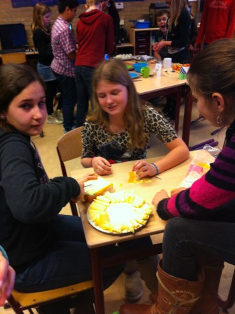 Er wordt vast kaas gesneden.