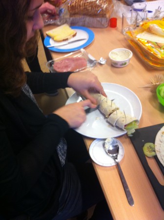 Iedere wrap wordt in kleine porties gesneden.