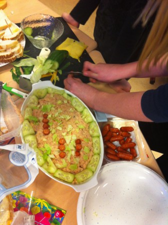 De salade wordt mooi opgemaakt.