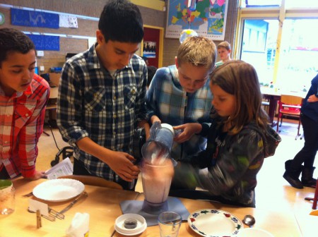 Alle ingrediënten worden afgemeten en gemengd.