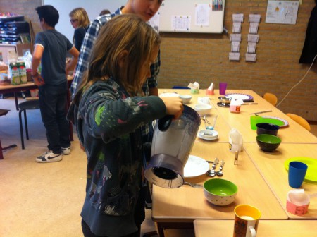 De smoothies worden intussen ingeschonken.