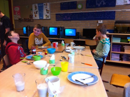 Tijdens de maaltijd is er ook tijd om gezellig bij te kletsen.