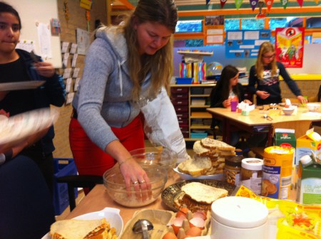 De korstjes van het brood worden ook opgemaakt.