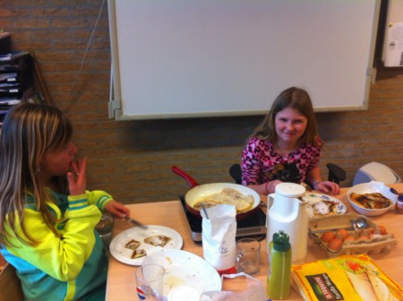 De laatste wentelteefjes worden opgebakken.